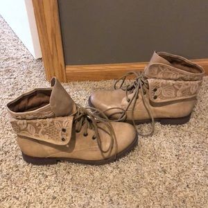 Feminine combat boots